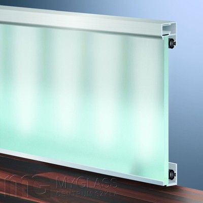 szkło między szafkami w kuchni