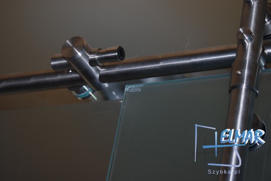 Zbliżenie na prowadnicę do drzwi szklanych przesuwnych wykonaną ze stali nierdzewnej