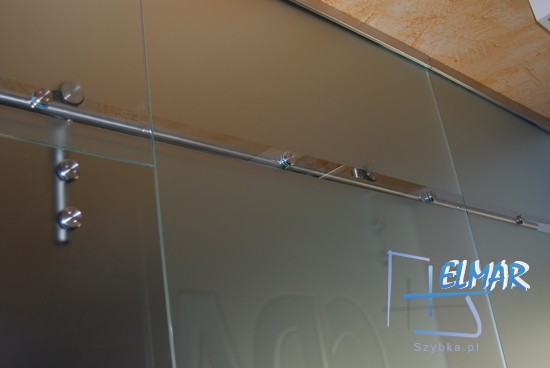 Drzwi szklane przesuwne widziane od drugiej strony, prowadnica została zamocowana w naświetlu