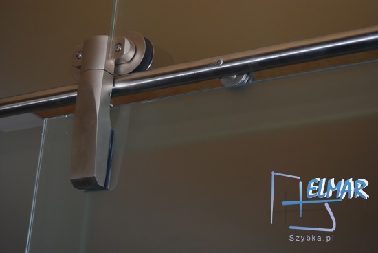 Zbliżenie dźwigaru mocującego drzwi szklane przesuwne