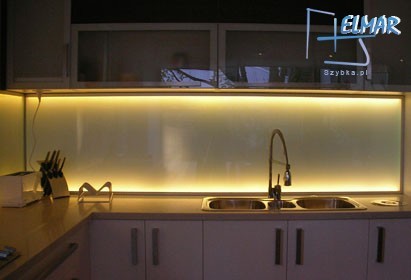 żółte oświetlenie led w kuchni