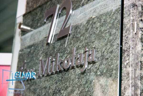szyld hartowany z trójwymiarowymi literami