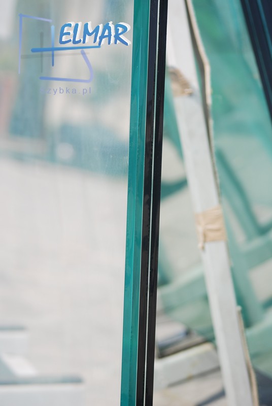 tafla OptiWhite i zwykły float - przed szlifowaniem i żywicowaniem