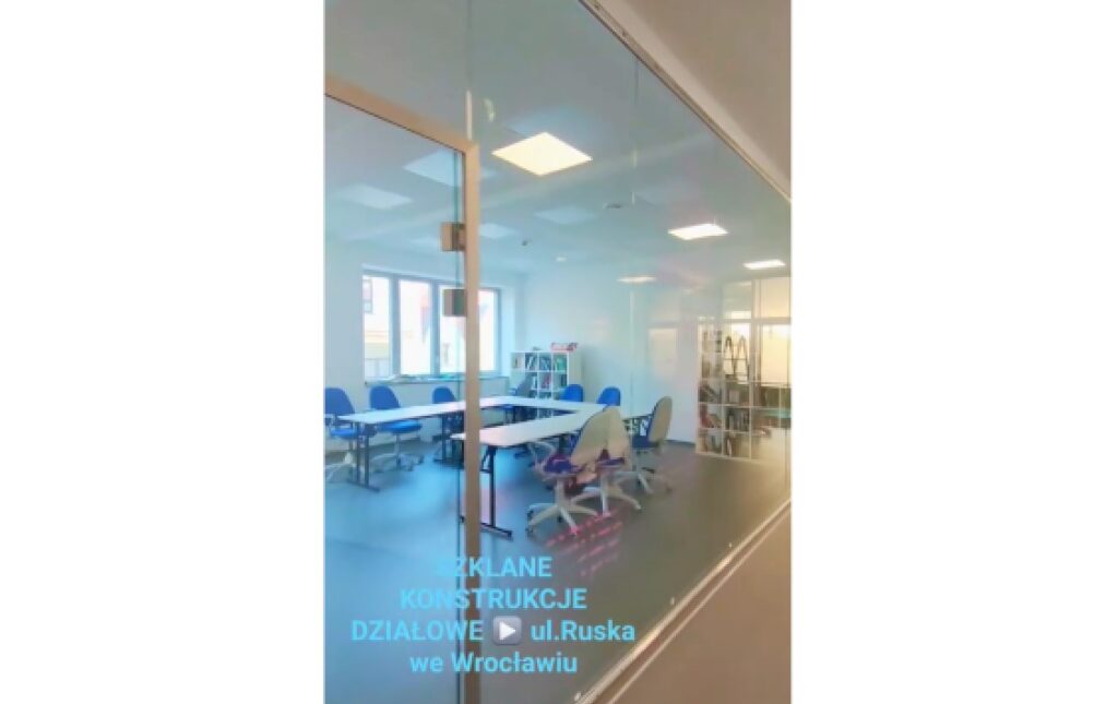 szklane konstrukcje działowe w biurze