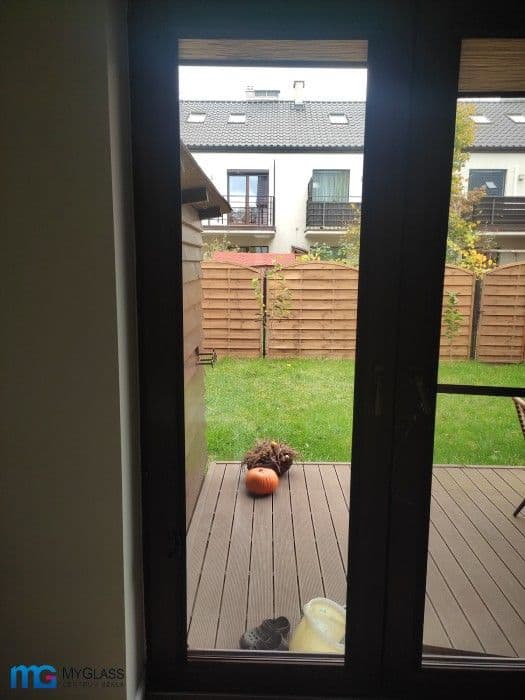 okno balkonowe przed montażem drzwiczek dla kota